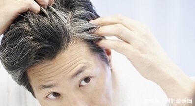 白发多别着急拔,洗头时加点“它”,黑发悄悄长回来,还预防脱发