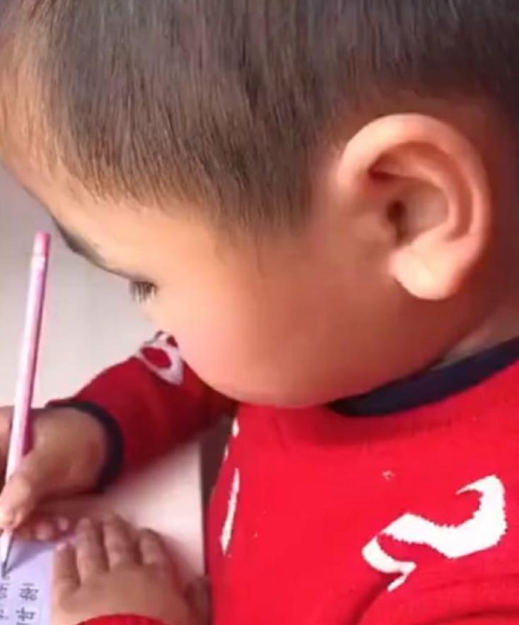 老师|9岁男孩写出“打印体”,老师看后自愧不如,网友:王羲之转世