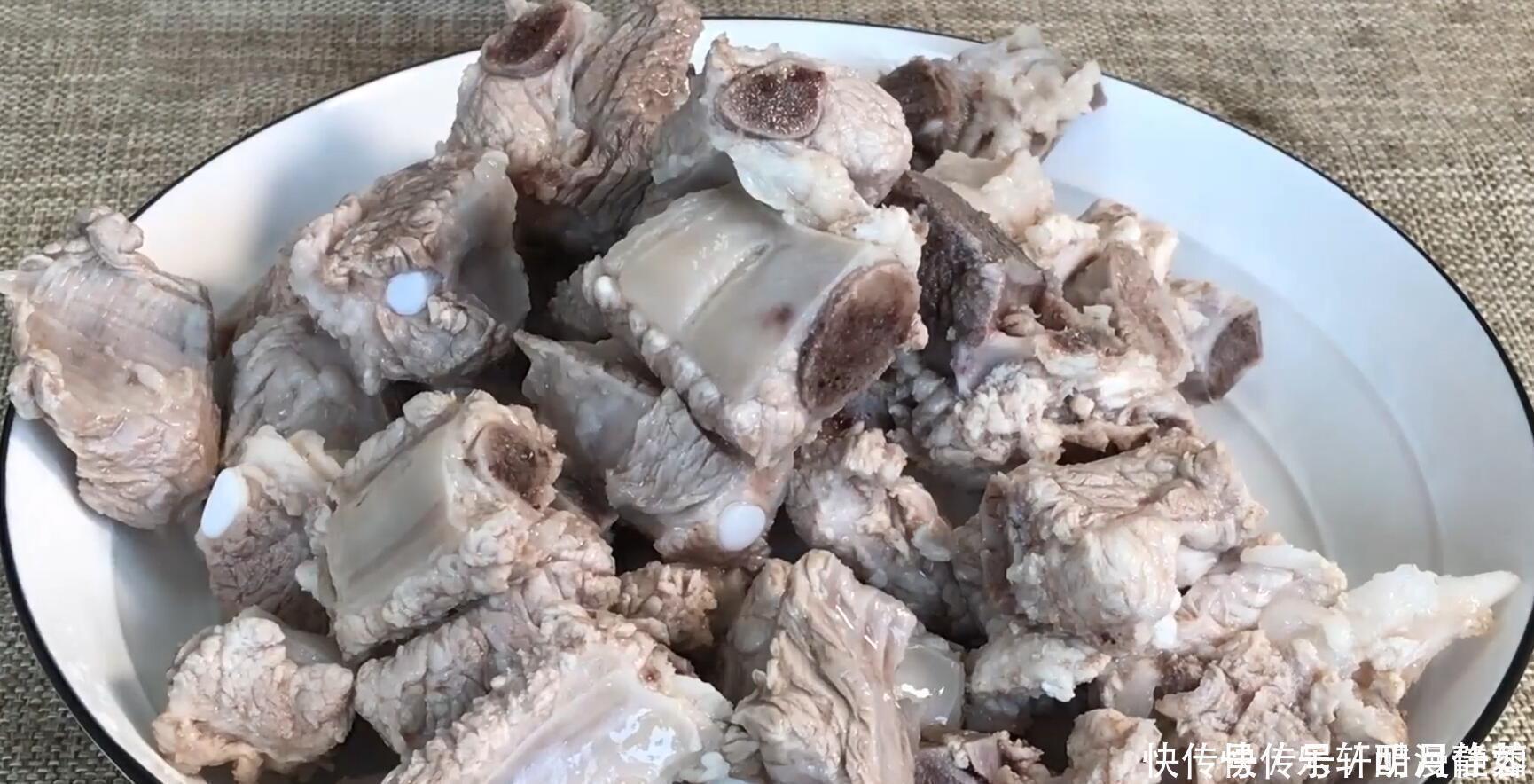 肉质|排骨直接焯水就错了,大厨教你正确做法,肉质软嫩入味,不腥不柴