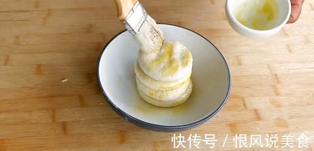 农村妈妈教你葱油饼最简单的做法,香酥好吃,咬一口满嘴香