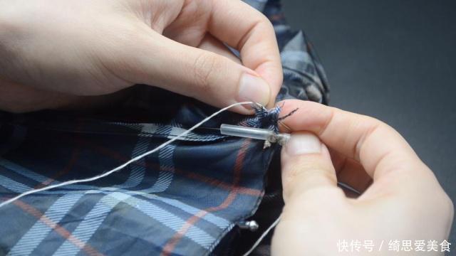 姑娘把笔芯缝在雨伞上,真是太聪明了,解决了困扰多年的难题