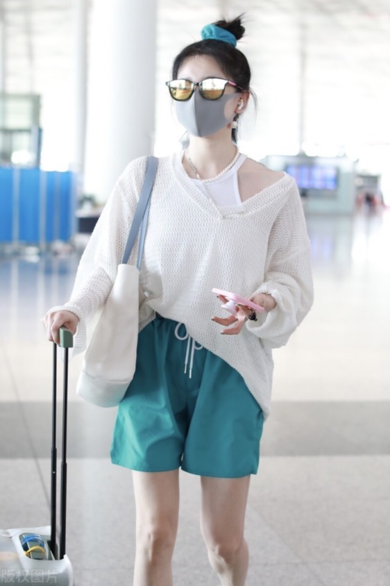 短裤|陈小纭为减龄又“费心思”了，宽松针织衫配绿色短裤，又美又耐看