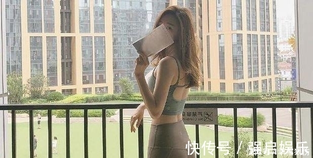 紧身|街拍:丰满优雅的紧身打底裤美女,尽显曼妙身姿!