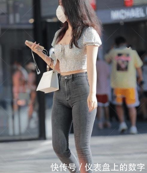 清纯 一款法式泡泡袖上衣搭配黑色牛仔,清纯可人,女性味十足