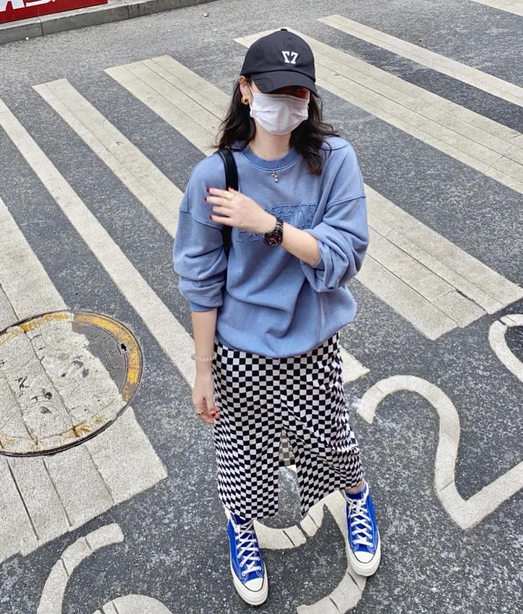 碎花裙 不费力穿搭指南,卫衣搭配牛仔阔腿裤简约洋气,少女感扑面而来