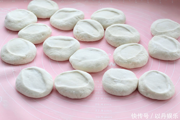 用东北特色菜蒸包子,味道倍儿鲜美,老公自己就能吃一屉,真服了