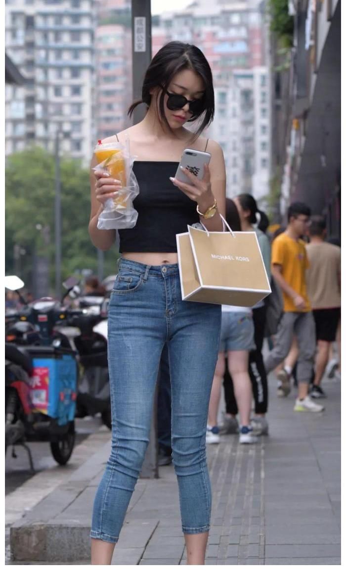 小姐姐|夏季穿这样的小吊带，再有紧身牛仔裤，别提多好看