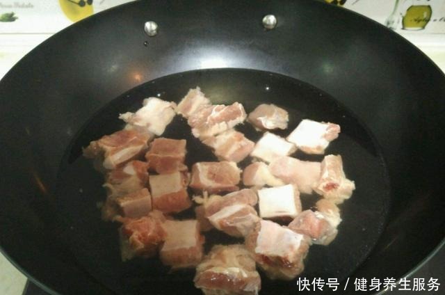 为啥排骨焯水后变得又腥又柴看到大厨操作才知道,问题出在水上
