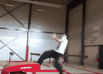 |搞笑GIF:买个儿童玩具用不着这么激动吧