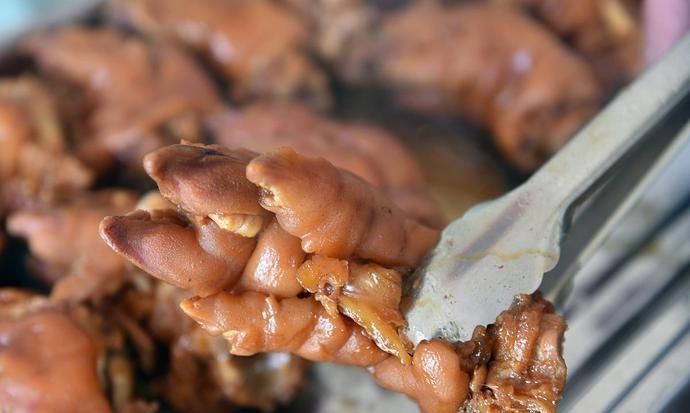 集市上的猪蹄比农村的猪蹄大很多，这是为什么这些猪蹄哪里来的