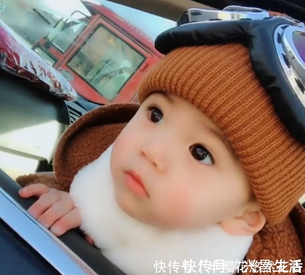 宝宝|爸爸出去买菜,宝宝在车上等着,太可爱了