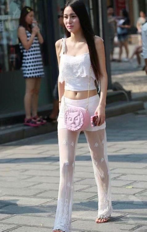 路人街拍：简洁大方的小姐姐，轮廓性感分明，让人心动的感觉