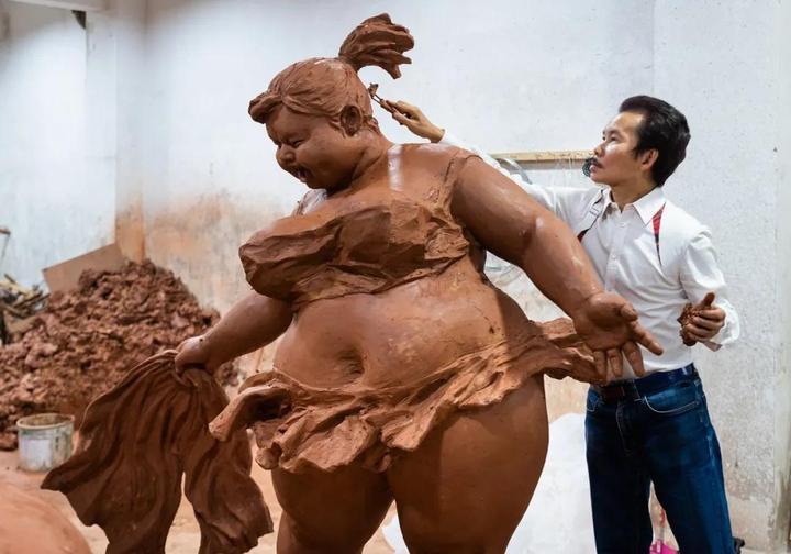 放大|“肥女斗牛”泥稿放大,为西班牙而作