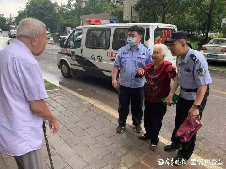 民警|百岁老人路边摔倒，民警冒雨救助