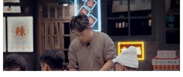 《大灣仔的夜》被嘲太兒戲，開業(yè)當天接待10位客人，每人收費188