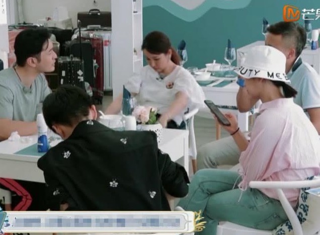 杨紫不顾镜头玩手机, 当镜头拍到屏幕内容那一刻