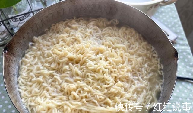 吃法|方便面新吃法，不用自带调料，也能吃出新高度，酸辣过瘾太解馋！