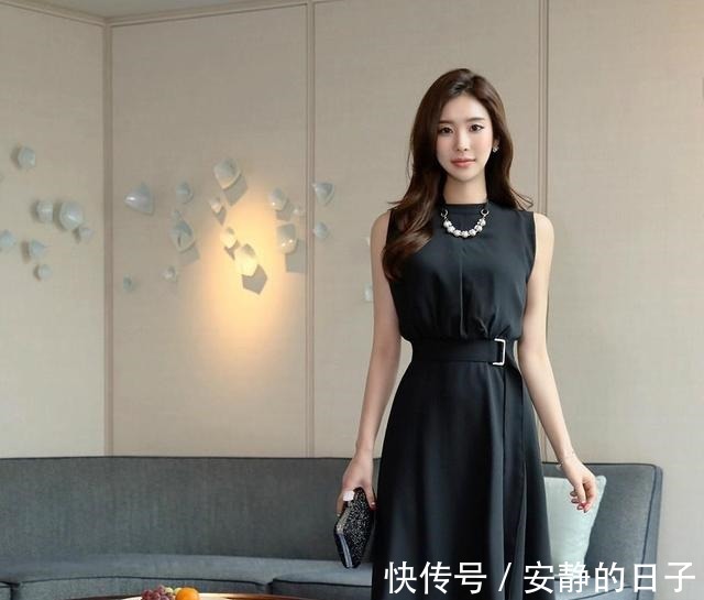 高跟鞋 黑色无袖连衣裙搭配一双黑色漆皮高跟鞋,尽显优雅女王的气质!