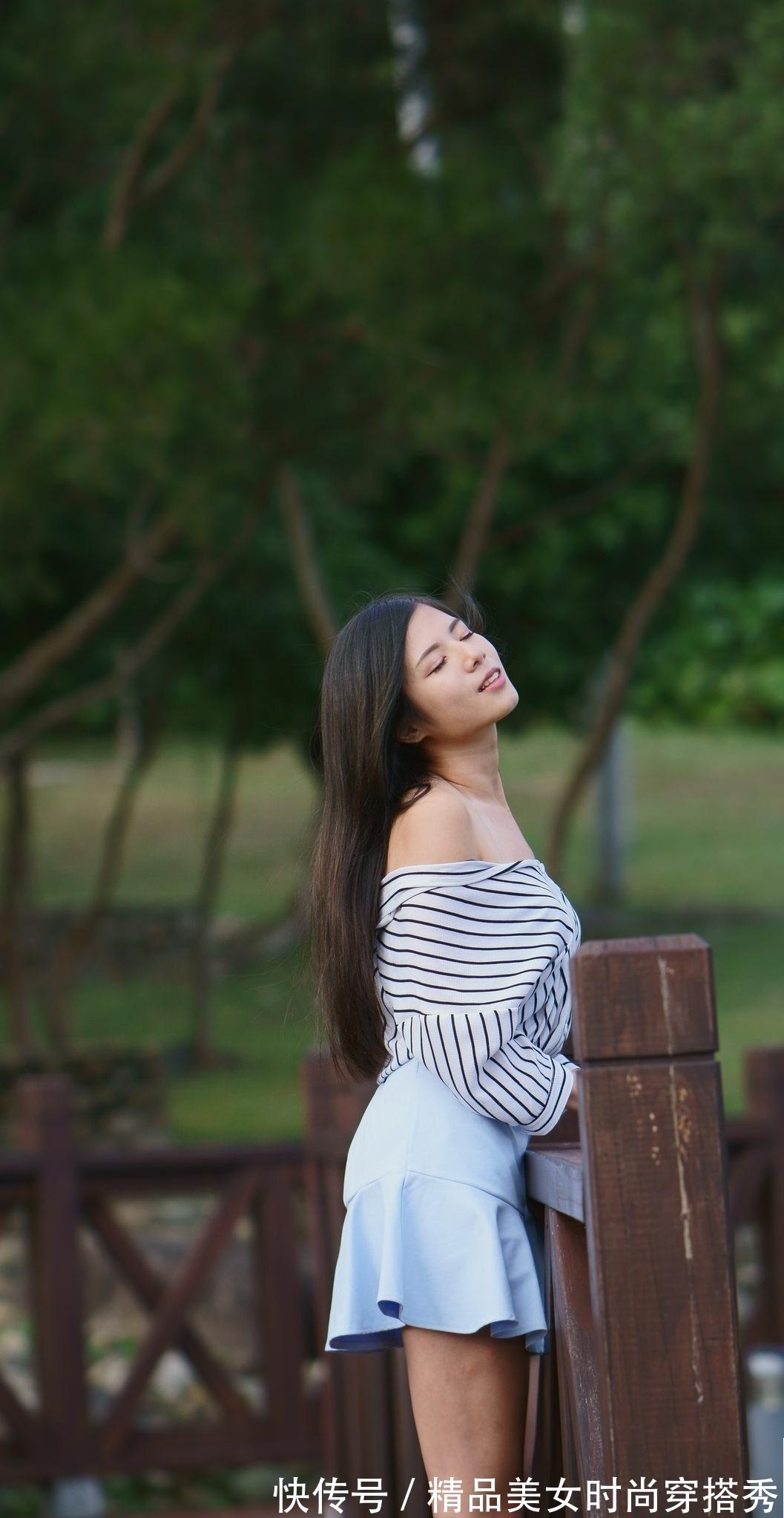 版型|条纹衬衫简约又不失优雅的版型搭配蓝色的短裙,优雅范十足