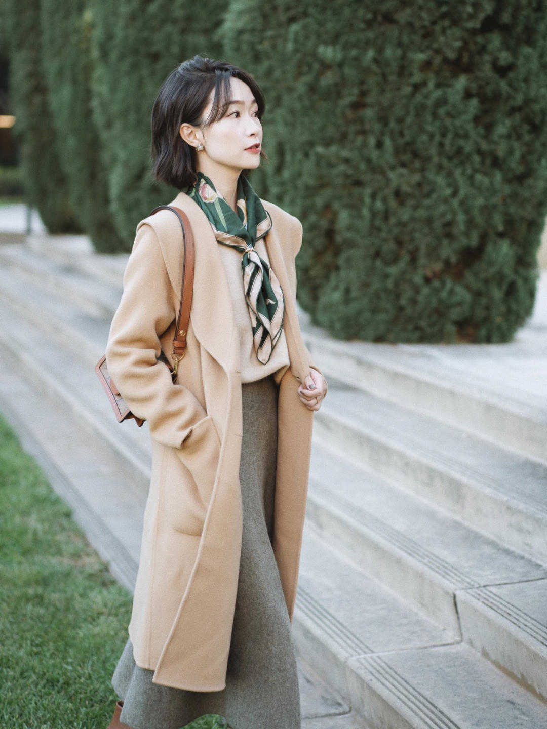 秋冬 降温了,大衣下装搭配不一定选裙子,换一种方式,可能更惊喜
