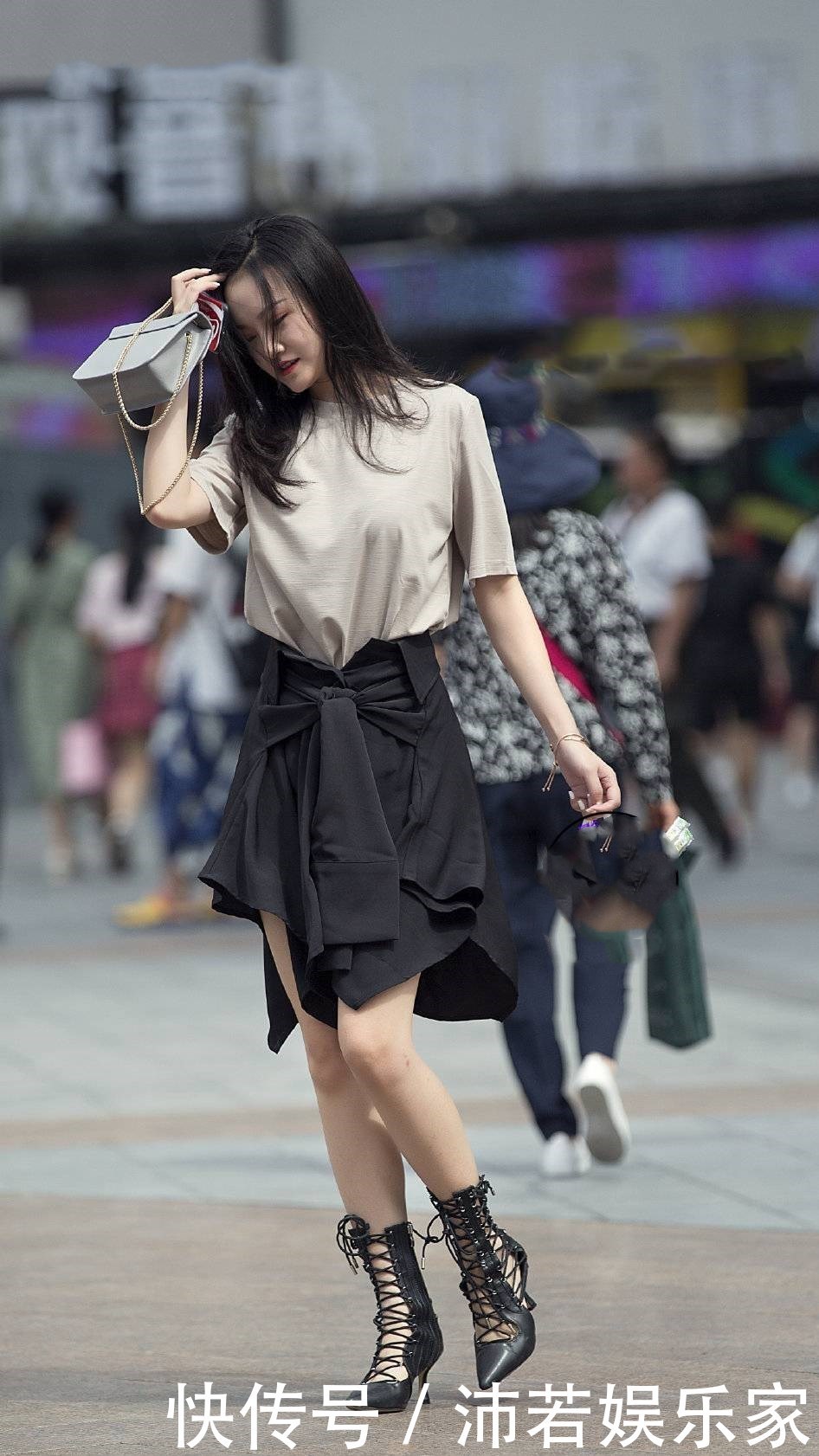 美女的半身裙搭配与众不同,还有浓浓的时尚味道