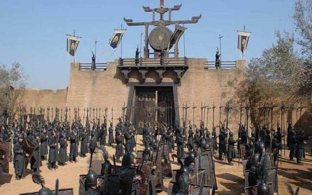 危险|古代每次战争,为什么第一排士兵明知最危险,还冒死站在最前面?