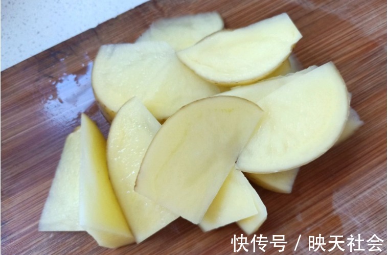 孩子|土豆的新吃法，上桌就被抢光，外酥里软，孩子很喜欢