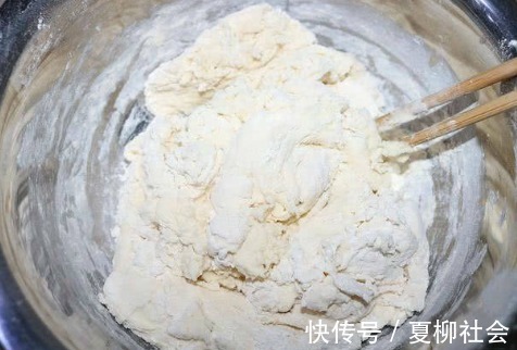 大厨|炸油条时，别只会用泡打粉！大厨教你正确做法，香软蓬松又健康