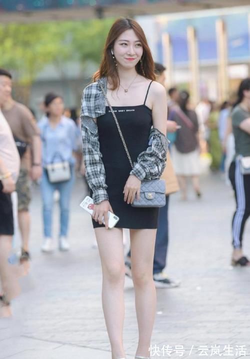 穿搭 玲珑的身材靠紧身裙来展现效果特别的好,显瘦修身还时尚