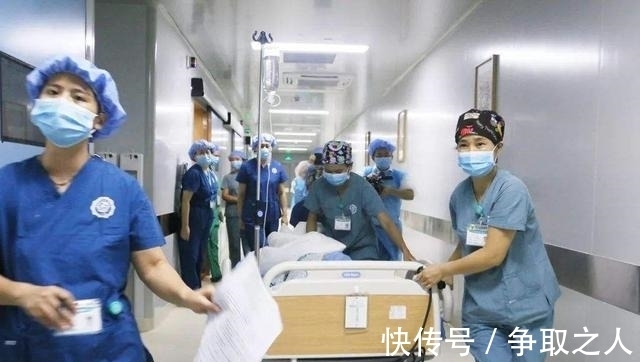 孝顺|男孩陪46岁孕妈待产,被医生称赞孝顺,孕妈:他是孩子的爸爸