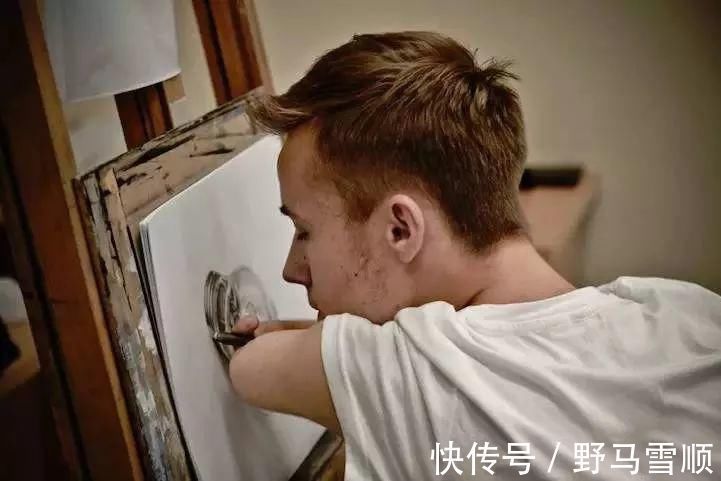 维也纳$身残志坚:没有双手的他,画出令人惊叹的铅笔肖像