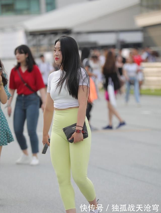 白色t恤 紧身打底裤时尚靓丽,配白色T恤,营造恰到好处的时尚与甜美!