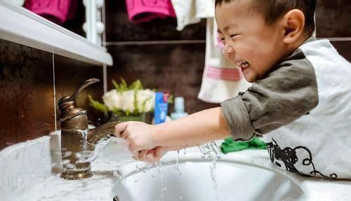 钢琴|熊孩子将可乐倒进价值68万钢琴,老板索赔, 家长 他只是个孩子