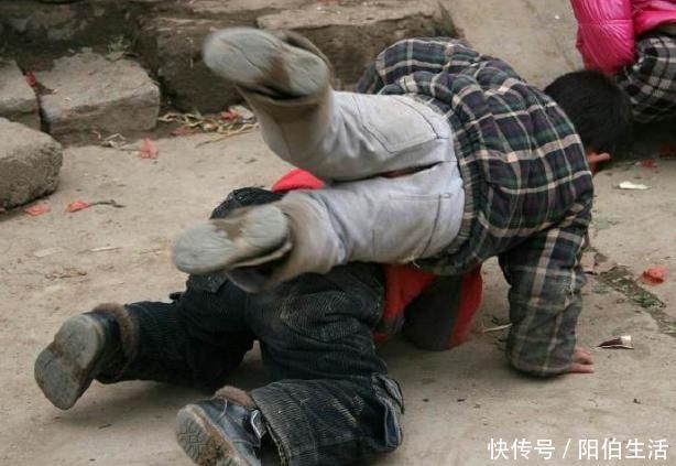 红包|孙子外孙都一样疼!母亲给俩孩子发红包后,女儿默默留下了眼泪