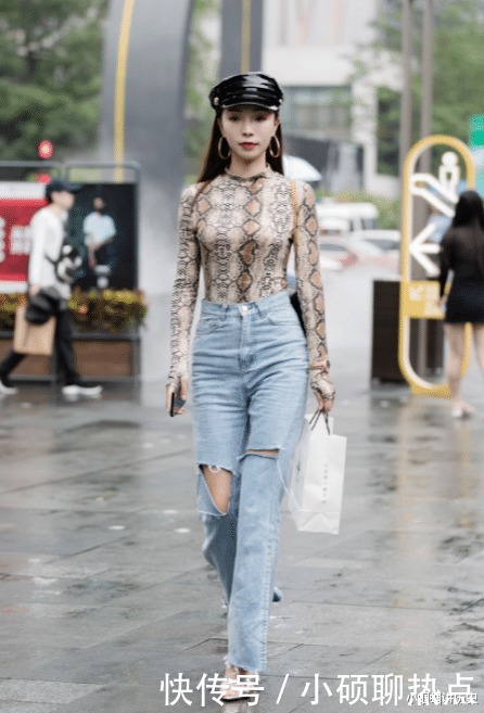 高挑的小姐姐,身穿蛇纹上衣+破洞牛仔裤,欧美范十足