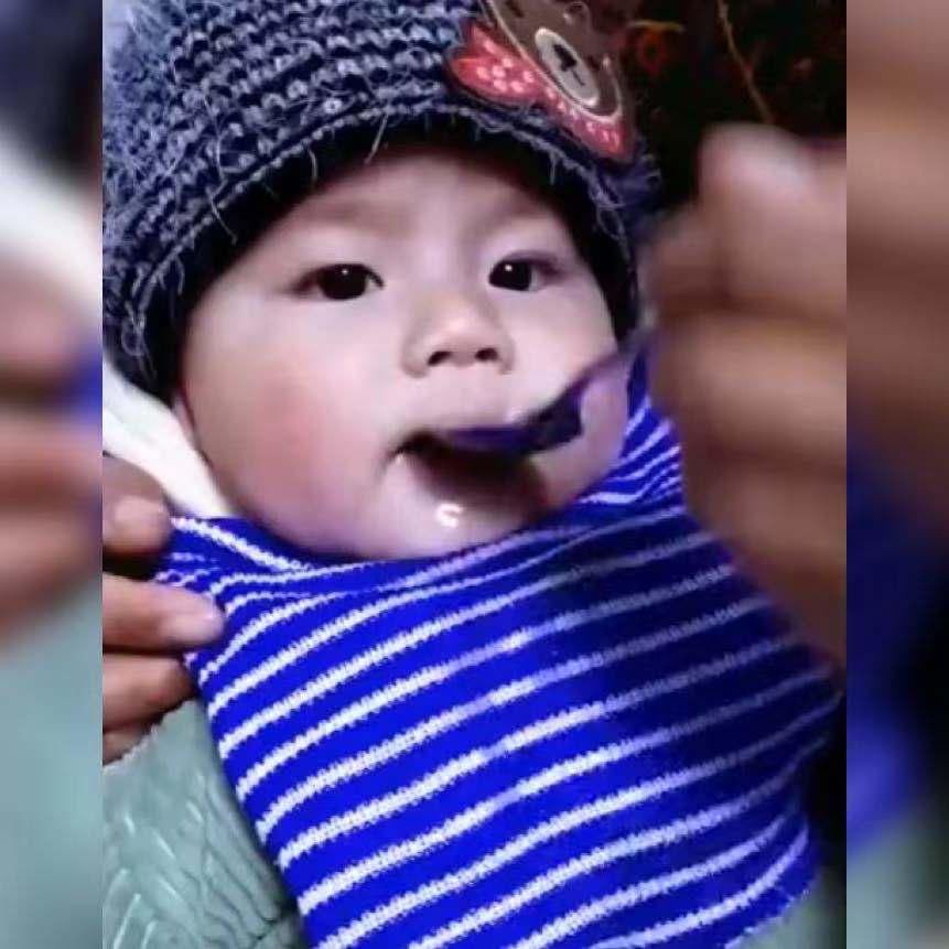 家长|妈妈给宝宝喂水，没想到却喂一口吐两口，网友：搁这儿是卡bug呢