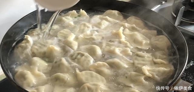 加盐|煮饺子，水开下锅就大错特错了！如此煮才正确，饺子鲜味足不破皮