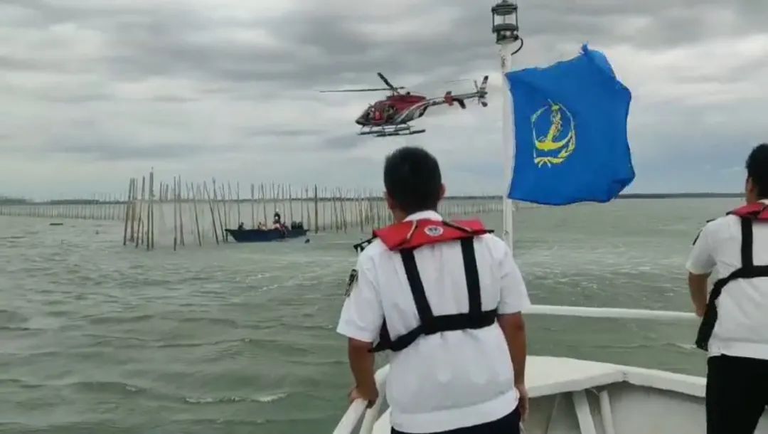 南海救助局|北海一艘渔排翻沉 目前已救出13人