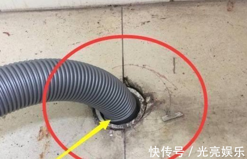 贴纸|今后再买房,客厅坚决不贴瓷砖,连踢脚线也要拆,瞧下图,太先进