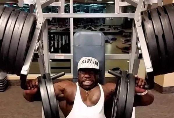 健身者|同样是练胸肌,一个选择卧推一个选择夹胸,最后效果差距有多大