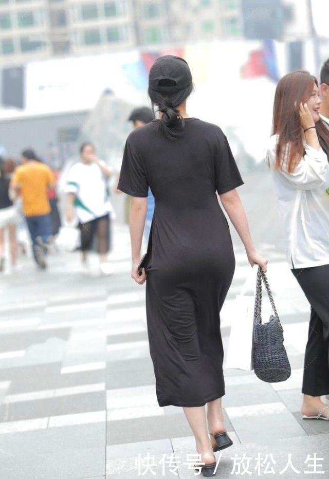 黑色修身连衣裙搭配黑色鸭舌帽，简单随性，青春活力