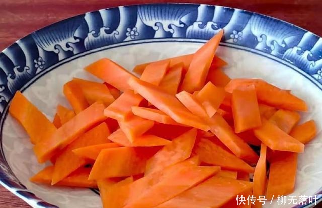 芹菜|炒芹菜有人焯水,有人直接炒,都不对,多加一步,脆爽好吃不塞牙