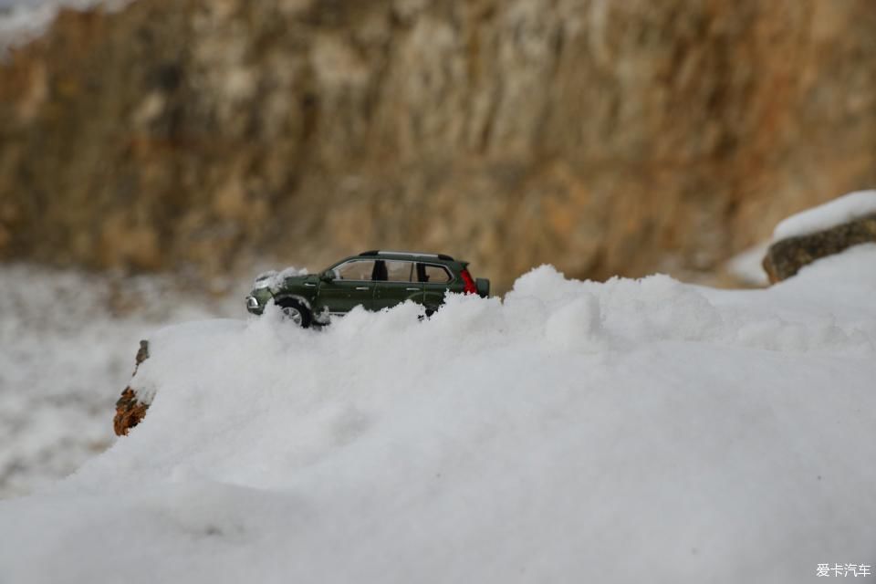 【潮玩车模】单人单车穿越冰雪，勇气可嘉