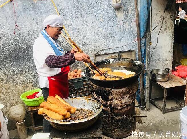 七旬老汉炸油条三十年,一根价格顶别人三根,每天早上摊前挤满人
