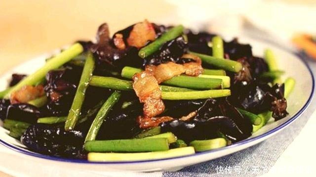 炒蒜苔前用焯水吗难怪蒜苔又硬又不入味,这样做,美味又健康