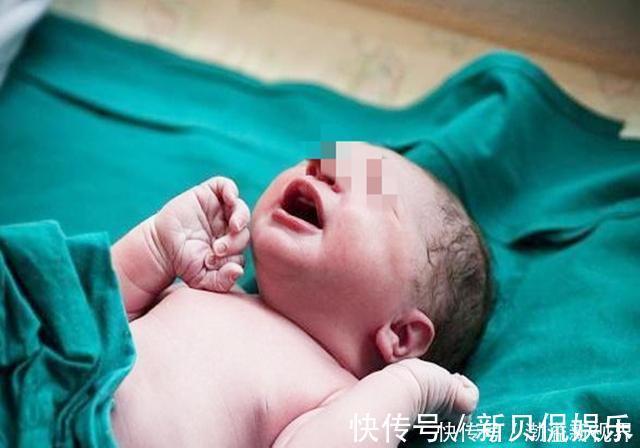 宝宝|宝宝出生就冲着妈妈笑，却被医生一巴掌打哭，婆婆得知后连忙道谢