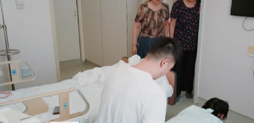 顺产|产妇顺产,医生又掏又剪又缝,丈夫围观,出产房后态度让人寒心