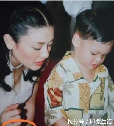 婚戒@泰王为西拉米送上5套珠宝,各个耀眼奢华,苏提达却仅有一枚婚戒!