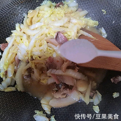 白菜炖烧肉这么做，吃前一定备足饭