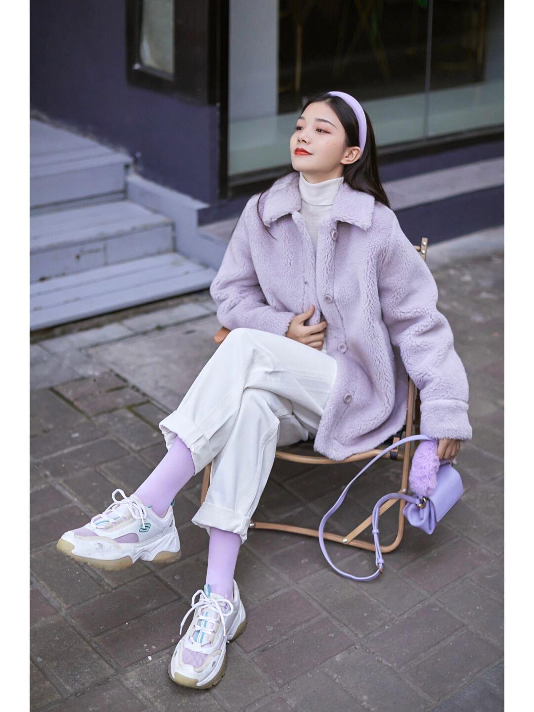 外套 今天偷偷分享一些私藏的秋冬保暖搭配,香芋紫外套+白色牛仔裤保暖又时尚!